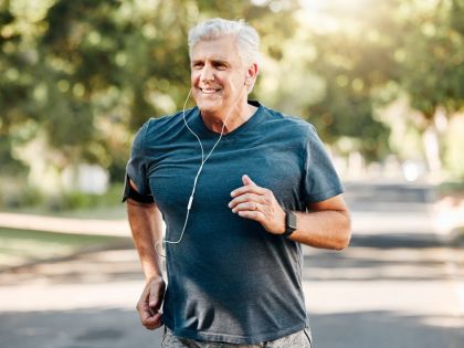 93letý muž ukazuje, jak zdravě stárnout: Uběhl 52 maratonů a posiluje 6 dnů v týdnu