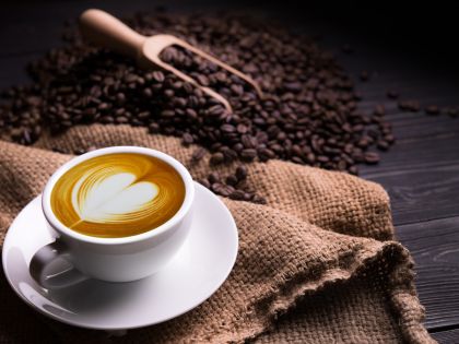 Pět méně známých důsledků pití kávy: Nutí nás víc nakupovat a zvyšuje práh bolesti