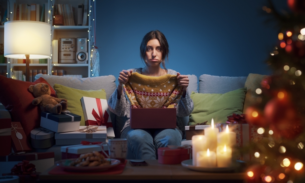 Pokud chcete darovat oblečení, vyberte raději něco neutrálního. Je náročné se trefit do vkusu i velikosti. Zdroj: Shutterstock shutterstock 2221787423