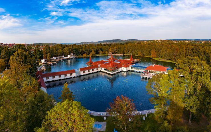 jezero heviz zdroj adobe stock