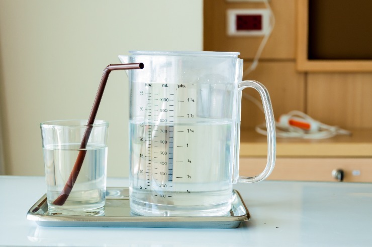 Všímejte si drobností. První známkou problémů může být třeba vždy chybějící voda u klientova lůžka. (foto: Shutterstock) m shutterstock 240821794