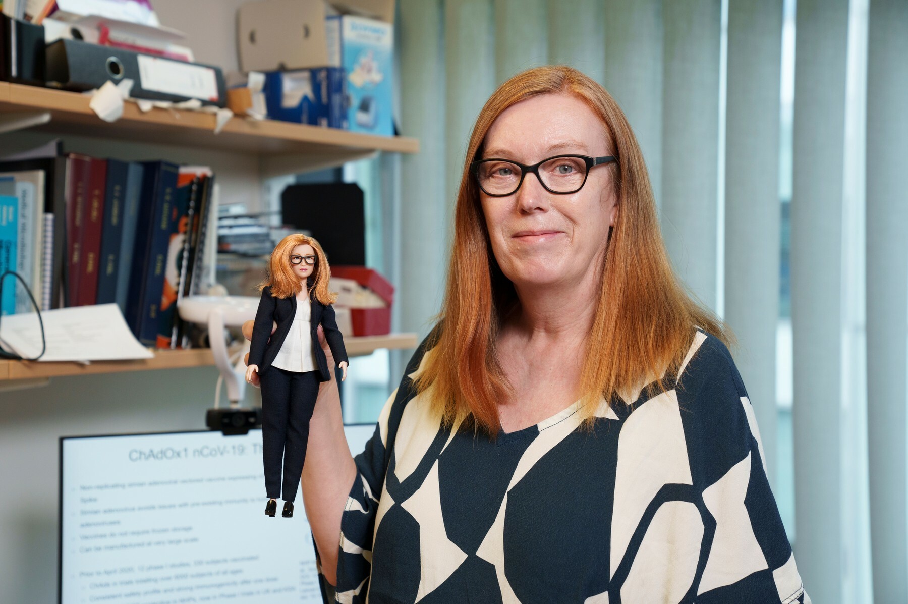 Sarah Gilbertová s panenkou Barbie, kterou na její počest vytvořila firma Mattel (zdroj: Profimedia) dame sarah gilbert barbie profimedia 0625267821