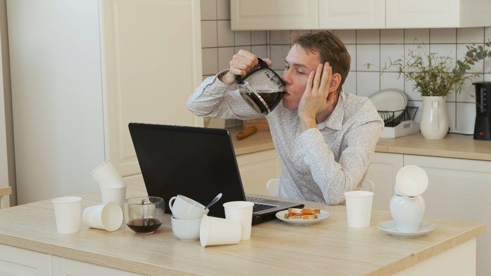 Třetí kafe v osm ráno? No a? Hlavně když není studené (foto: Shutterstock) m shutterstock 2146642069