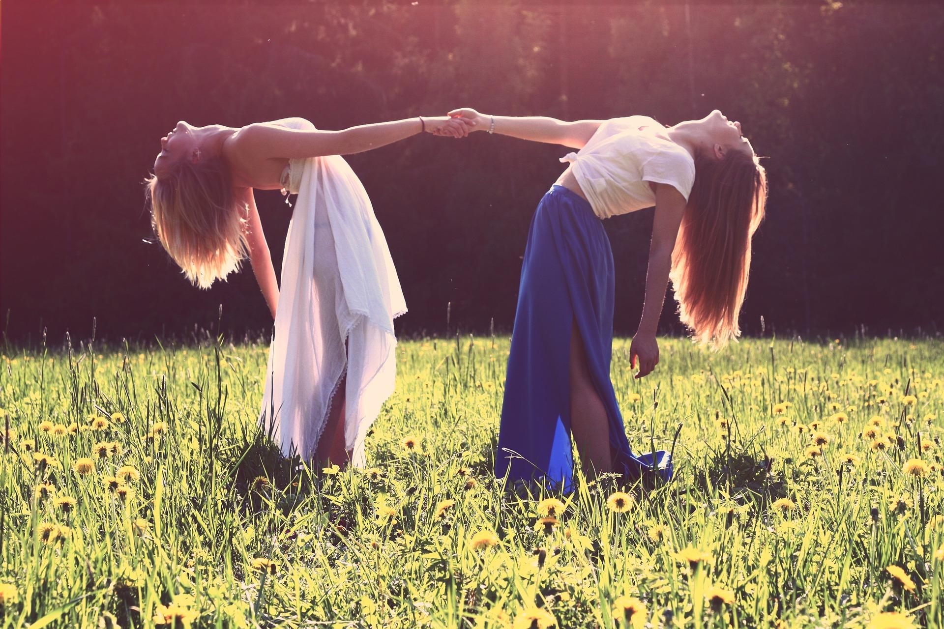 girls 839809 1920