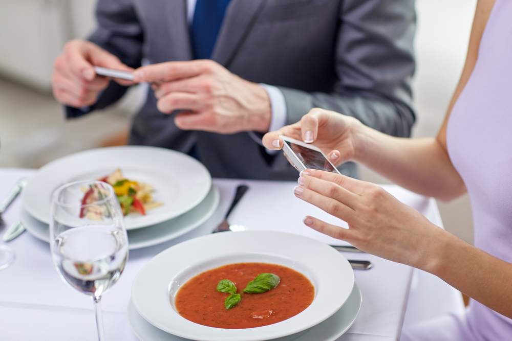 Vyfotit si večerní menu na mobil je potřeba, je to ovšem stejné, jako byste si před jídlem nemyli ruce shutterstock 268203095