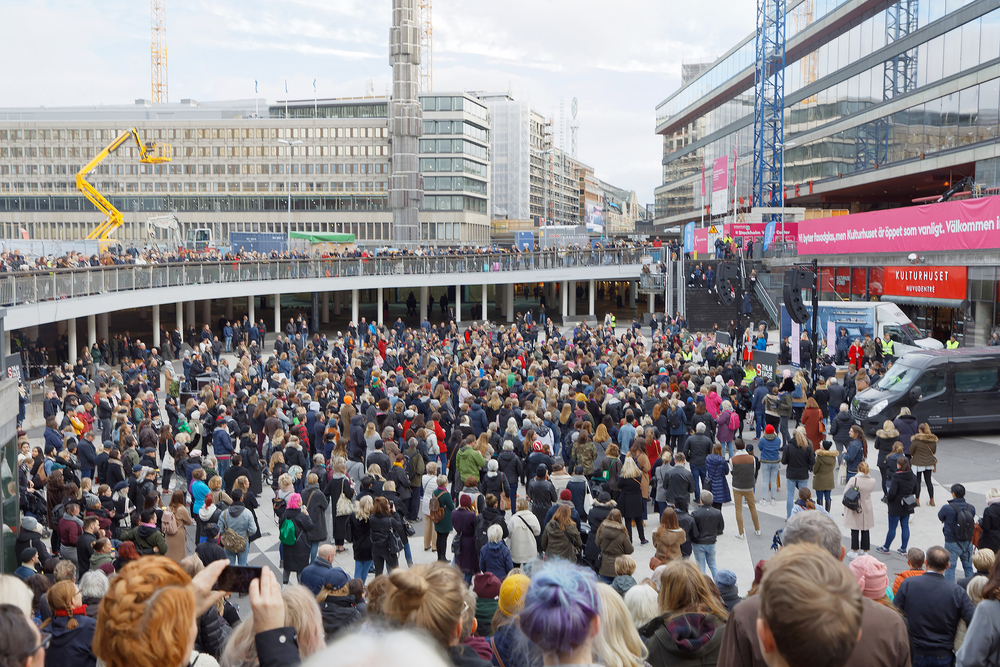 Zatímco v Česku se kampaň relativizuje, ve Švédsku ji v ulicích podpořily tisíce lidí. shutterstock 739260832