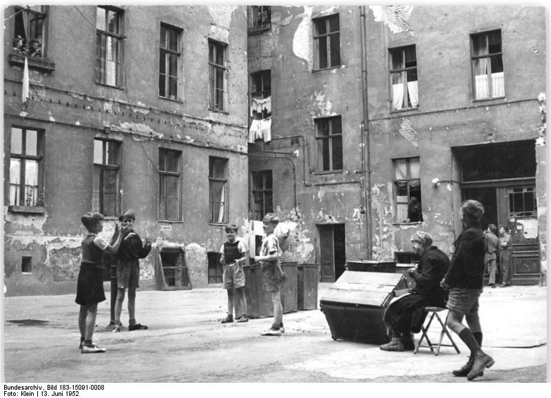 bundesarchiv bild 183 15091 0008 berlin hinterhof spielende kinder
