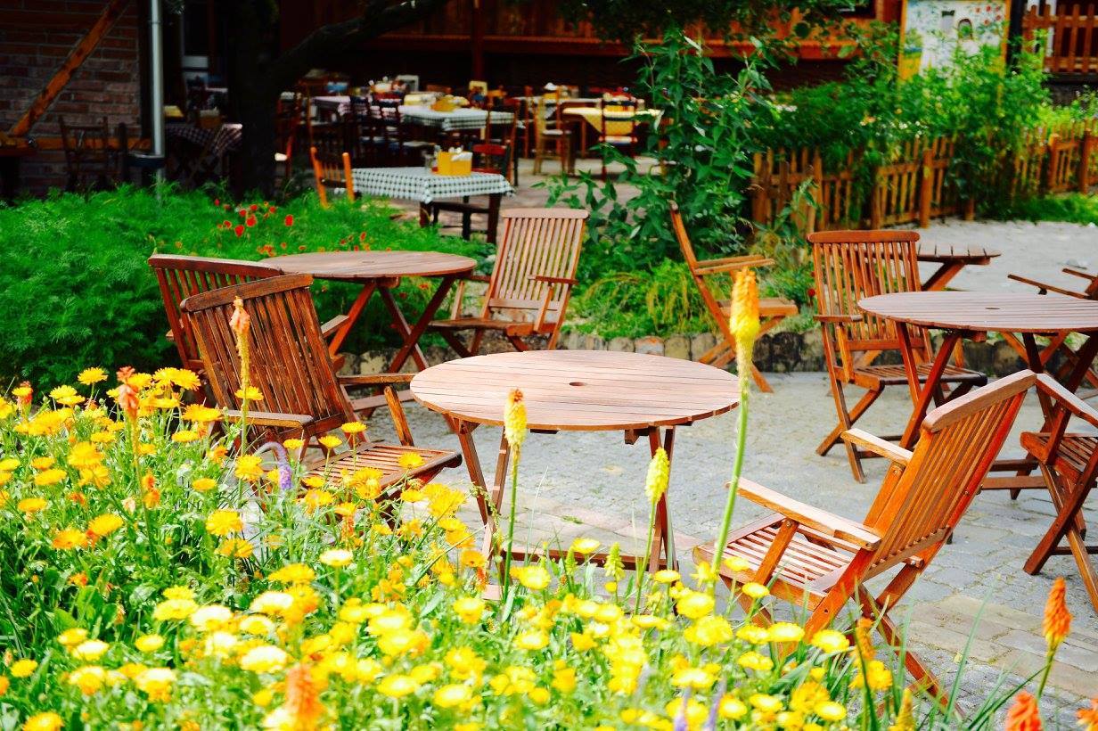 Restaurace Jelica vás nadchne nejen srbskými specialitami, ale také zahradou ve venkovském stylu. jelica