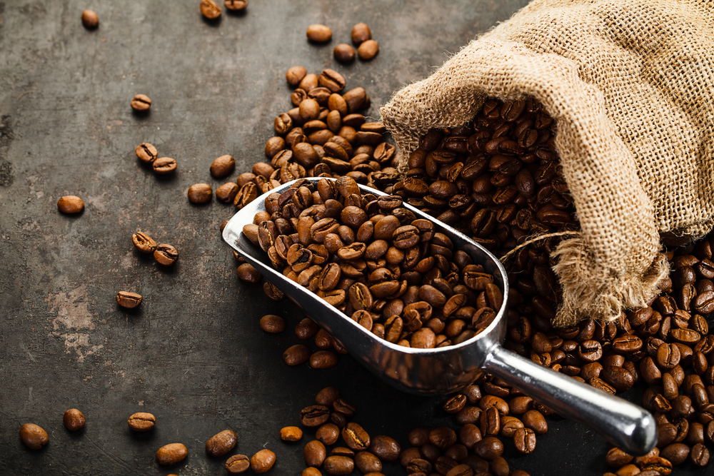 Příznivé účinky kofeinu na lidské zdraví se prokázaly i u astmatiků a nemocných Alzheimerem. kava shutterstock 326070713
