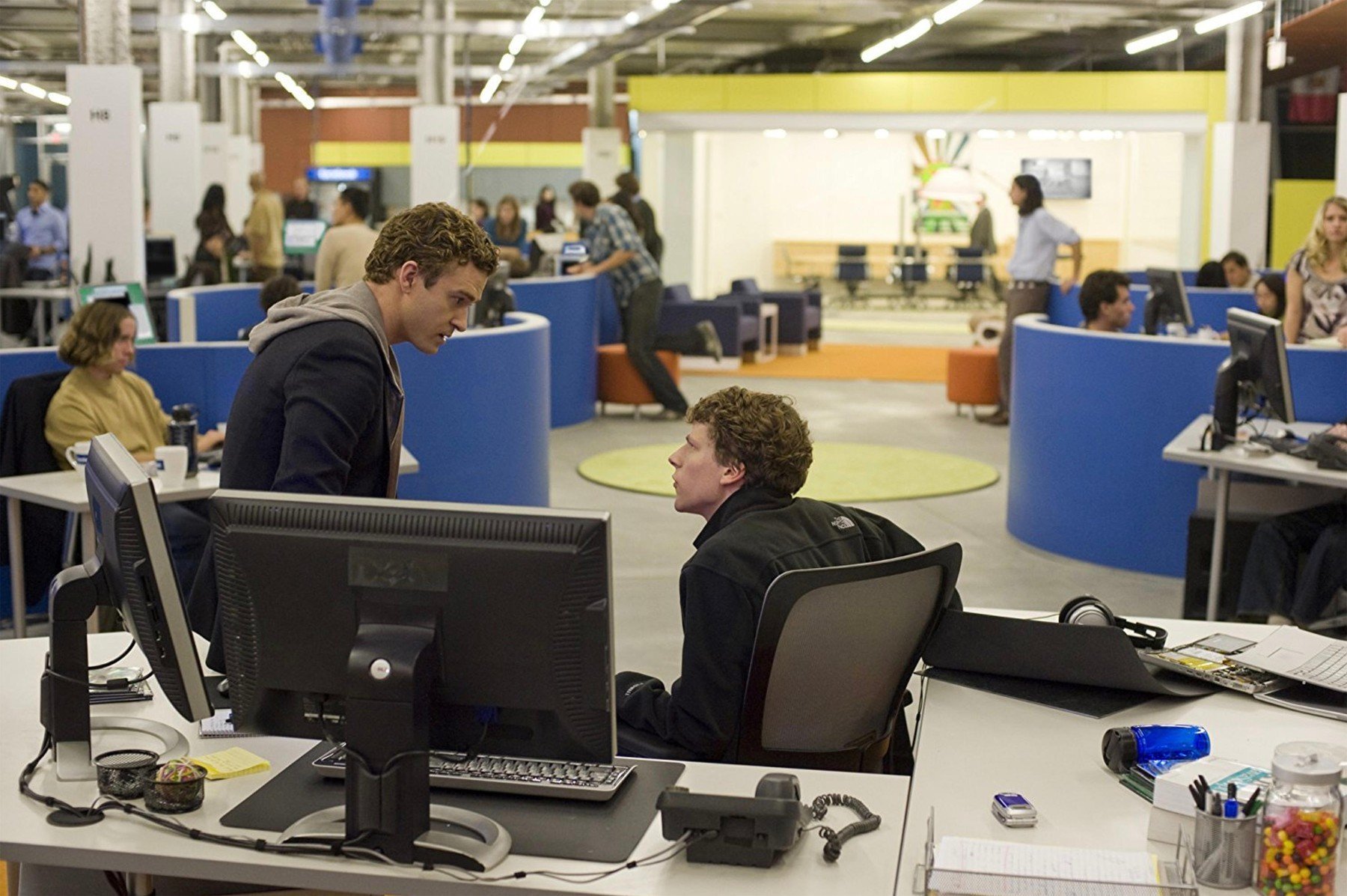 Z filmu The Social Network z roku 2010. Vlevo Justin Timberlake jako Sean Parker a Jesse Eisenberg jako Mark Zuckerberg timberlake facebook