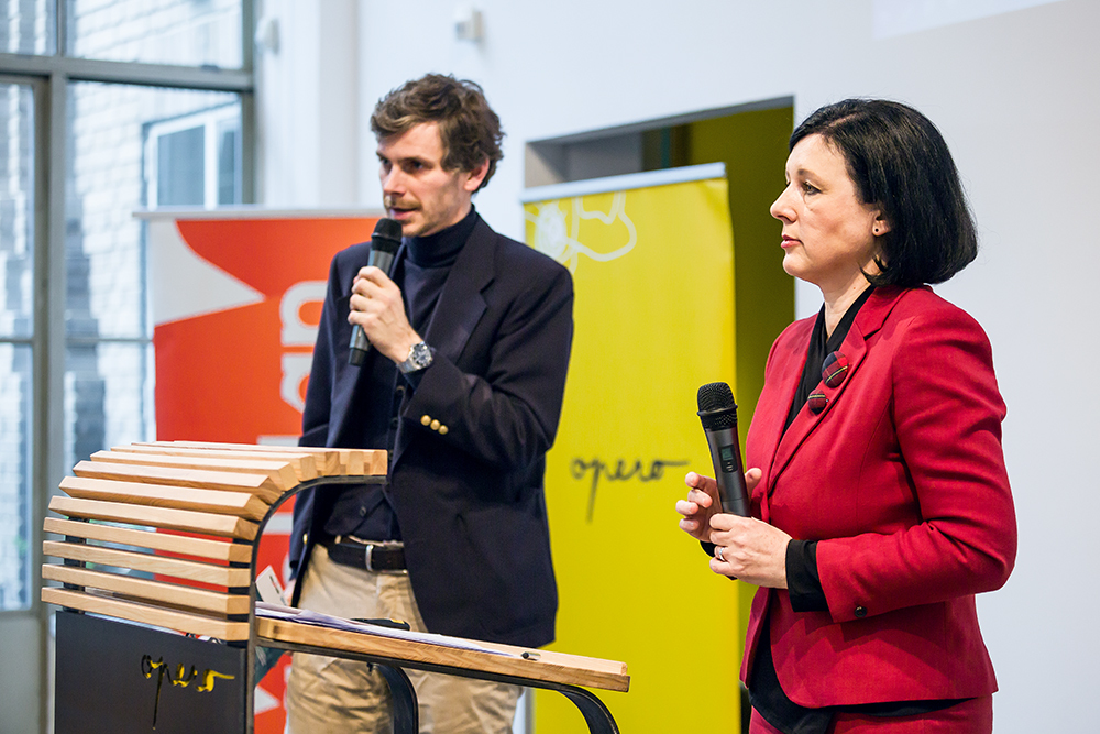 Šéfredaktor Flowee Jan Müller uvádí Věru Jourovou, která na konferenci Dítě v síti mluvila o problémech s dezinformacemi a o zodpovědnosti firem, jež provozují sociální média jourova muller