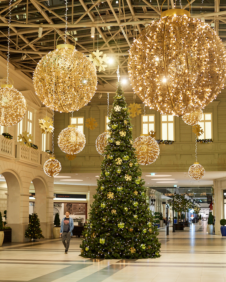 Pro návštěvníky je centrum přehledné, působí vzdušně a elegantně nakupni stredisko