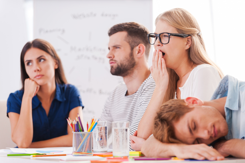 Dlouhé porady, kde se nic nevyřeší, spíš uspávají, než by někoho motivovaly porada nuda