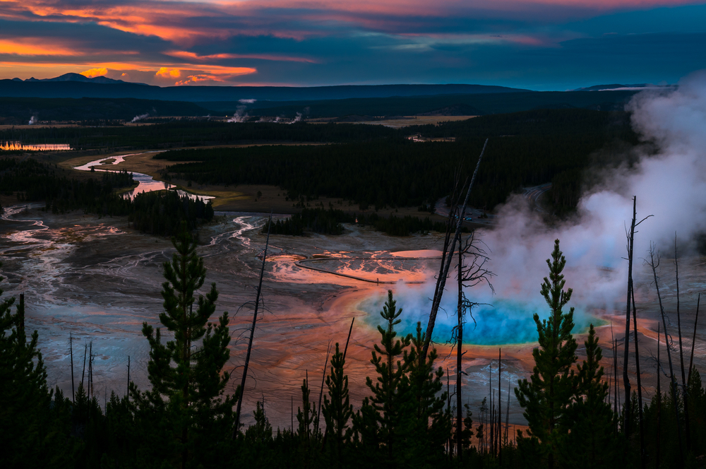 Mírné erupce zaznamenává vulkán i nyní, důkazem jsou gejzíry horké vody a páry. yellowstone horizontjpg