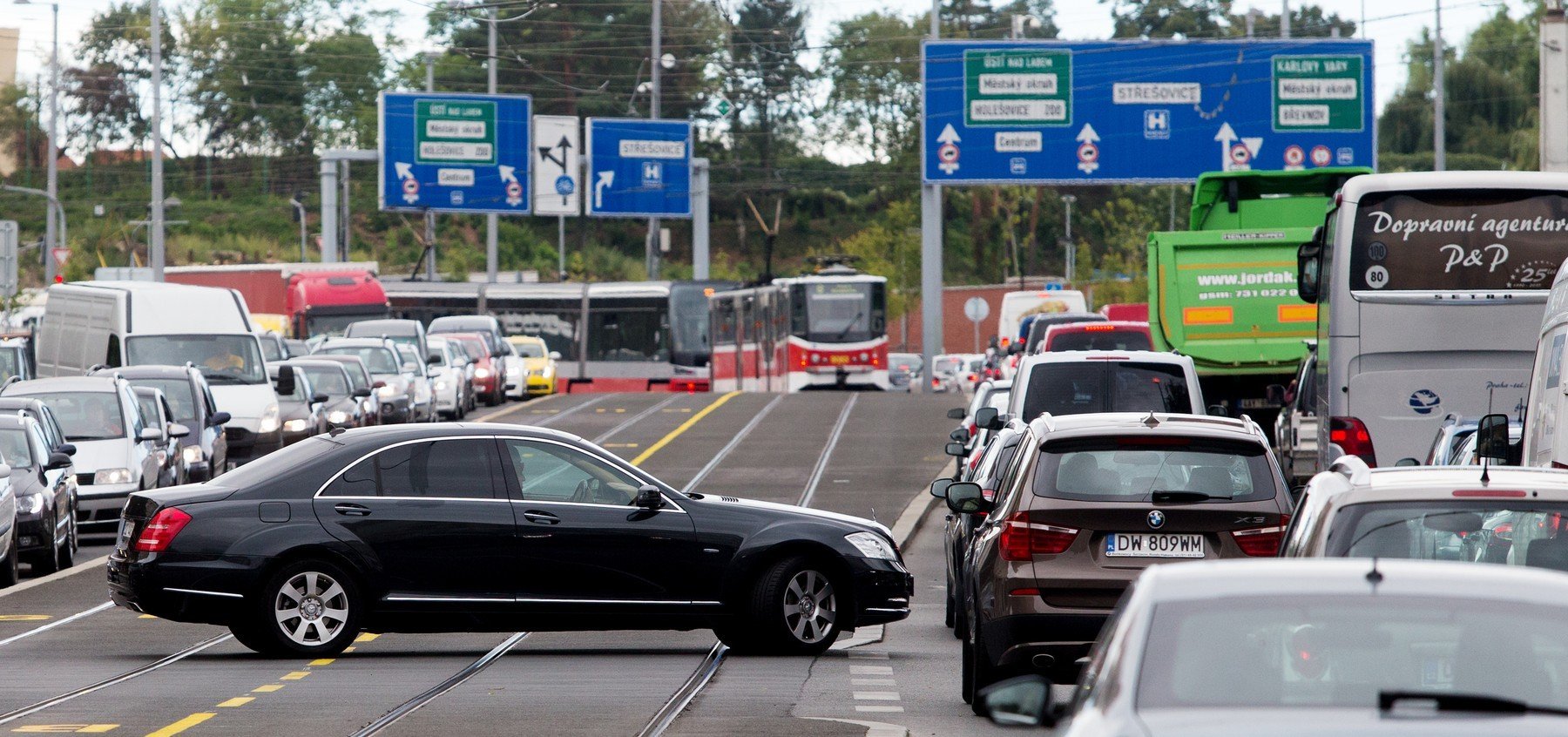 Takhle běžně vypadají kolony blízko Vítězného náměstí v Dejvicích. Metro D tu přitom nikdo moc neocení dejcice 0298997479