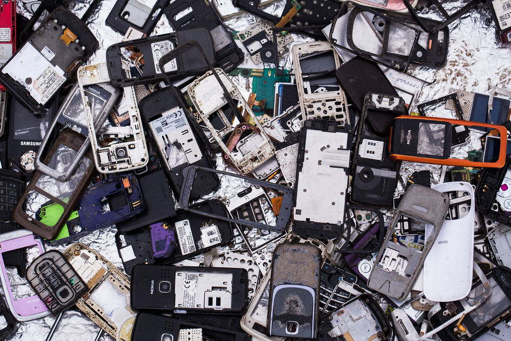 Kam se starými mobily? Některé části se dají využít recyklace 444977008