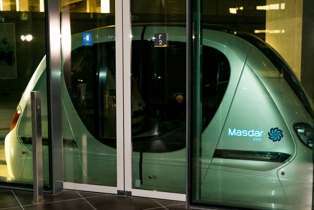 Parkoviště v Abú Zabí. Autonomní vozítko vás dopraví do Madaru, města budoucnosti masdar auto 1031620804