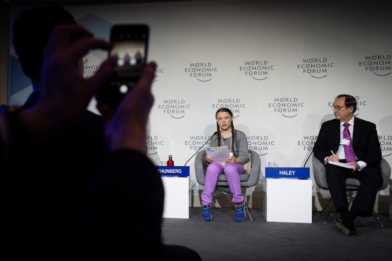Greta na nedávném zasedání největších ekonomických tygrů v Davosu. V panelu hovoří s Johnem J. Haleym z Willis Towers Watson, což je taková ta firma, která pomáhá s risk managementem nebo pojištěním greta davos 0410230631