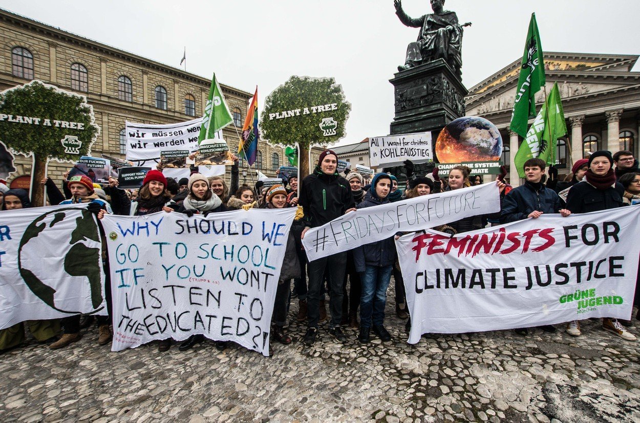Náctiletí při protestech v Mnichově v prosinci 2018. Možná jim už dochází, kde se láme chleba. Nebo klima greta mnichov 0402772786 1