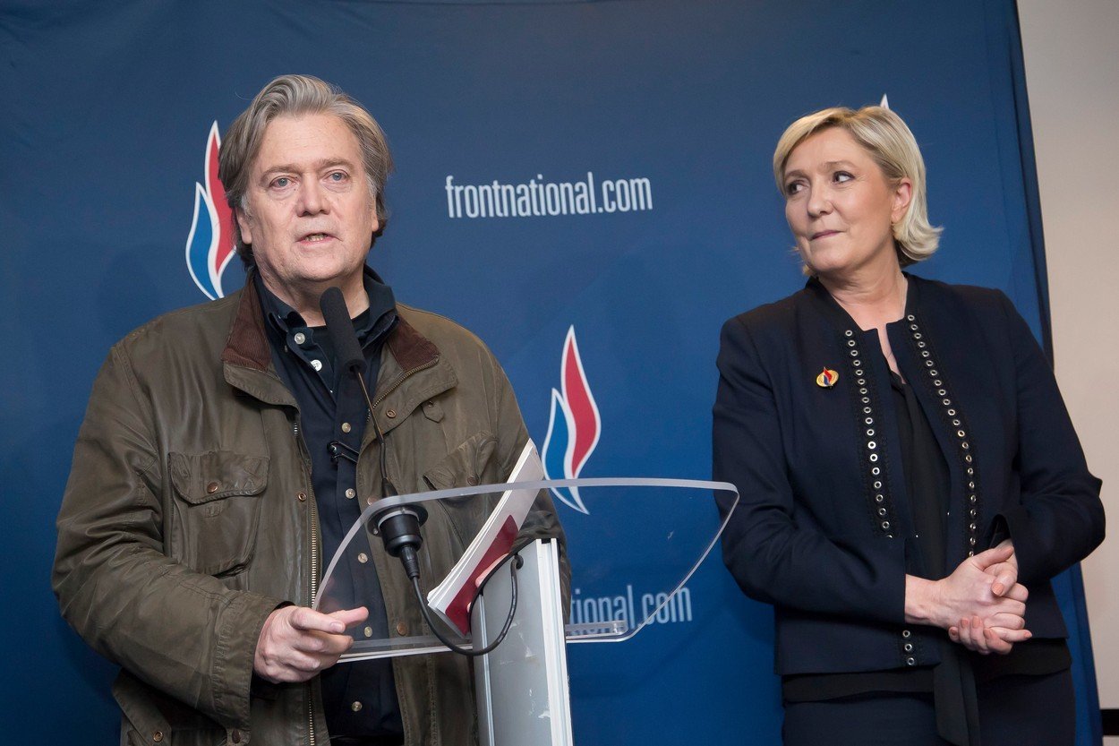 Bývalý šéf volební kampaně Donalda Trumpa Steve Bannon ve Francii 10. března radil Marine Le Penové, jak oživit svoji politickou stranu Národní fronta. profimedia 0365761326