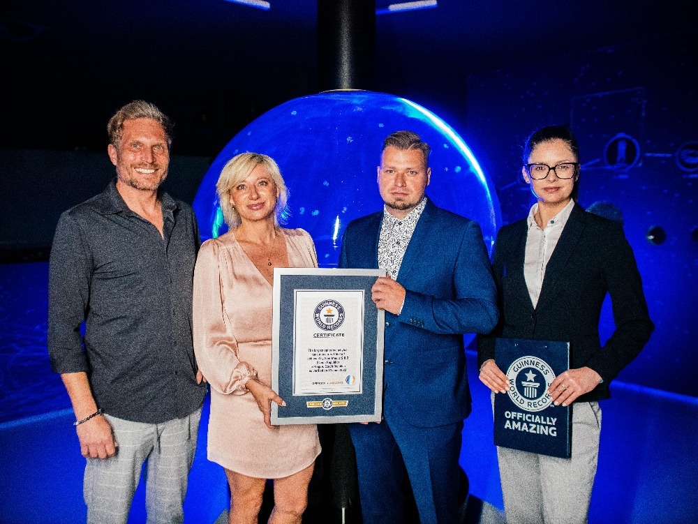 Komisařka GWR Joanne Brent předává zástupcům Arkád Pankrác a Světa medúz certifikát o zápisu Světa medúz do Guinessovy knihy rekordů. (zdroj: Arkády Pankrác) m zastera galova reditelka arkady remsa reditel meduzy joanne brent komisarka gwr