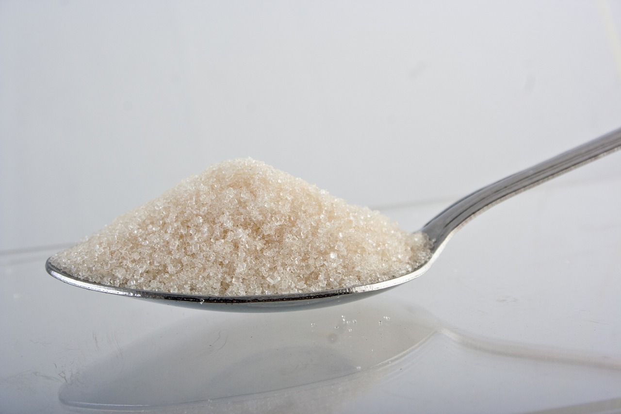 Při ošetření pleti použijte třtinový cukr. Pro tělový peeling zvolte cukr krystal. sugar 1068288 1280