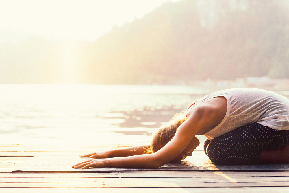 Surya Namaskár dává mysli, duši i tělu svobodu a volnost. pozdrav slunce shutterstock 467205359