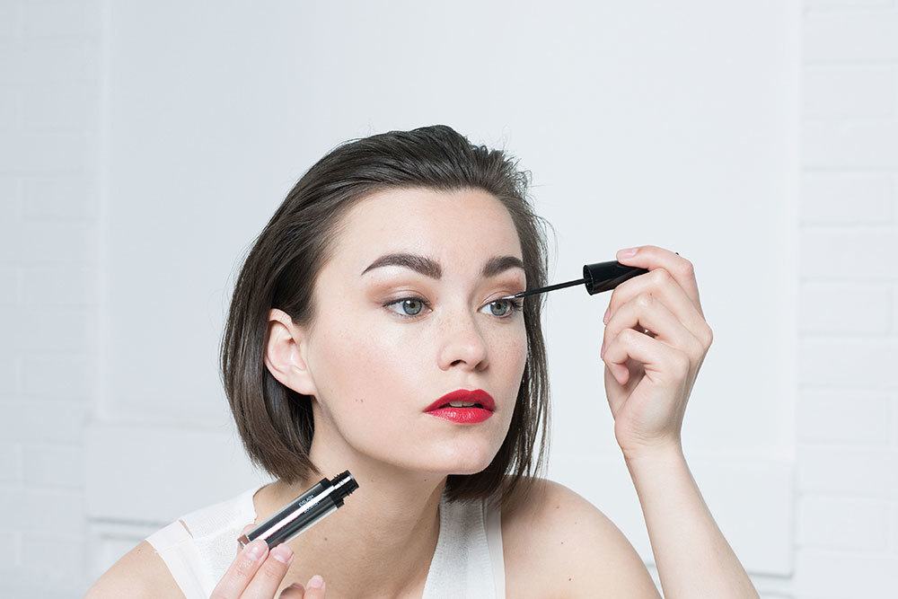 Boostery se používají podobně, jako kdybyste si chtěla nanést linky. rasy beautylash booster application2 0582 300rgb websize