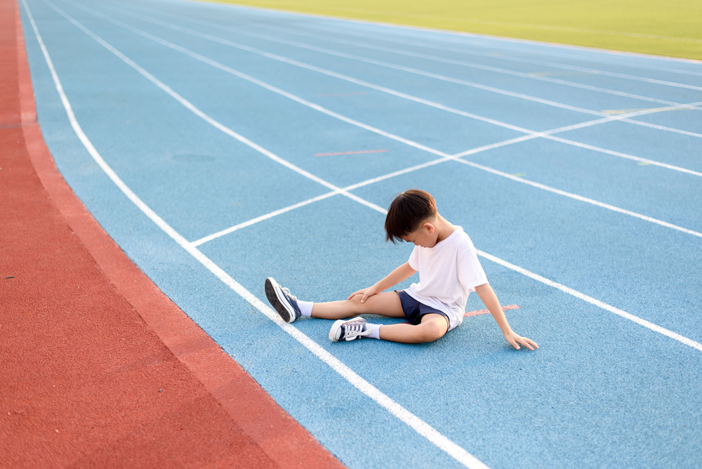 U dětí, které se úzce věnují pouze jednomu sportu, existuje až dvakrát větší riziko zravotních komplikací a zranění. sport deti shutterstock 432704350